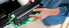 Originální spotřební materiál Brother zobrazující výměnu inkoustové kazety
