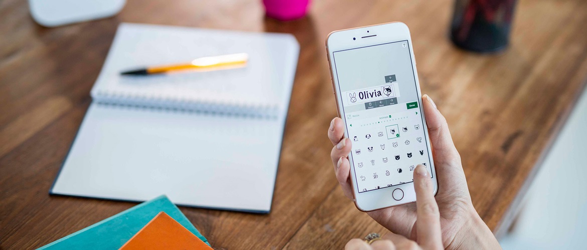 Smartphone v rukou ženy a aplikace P-touch Design & Print pro návrh štítků